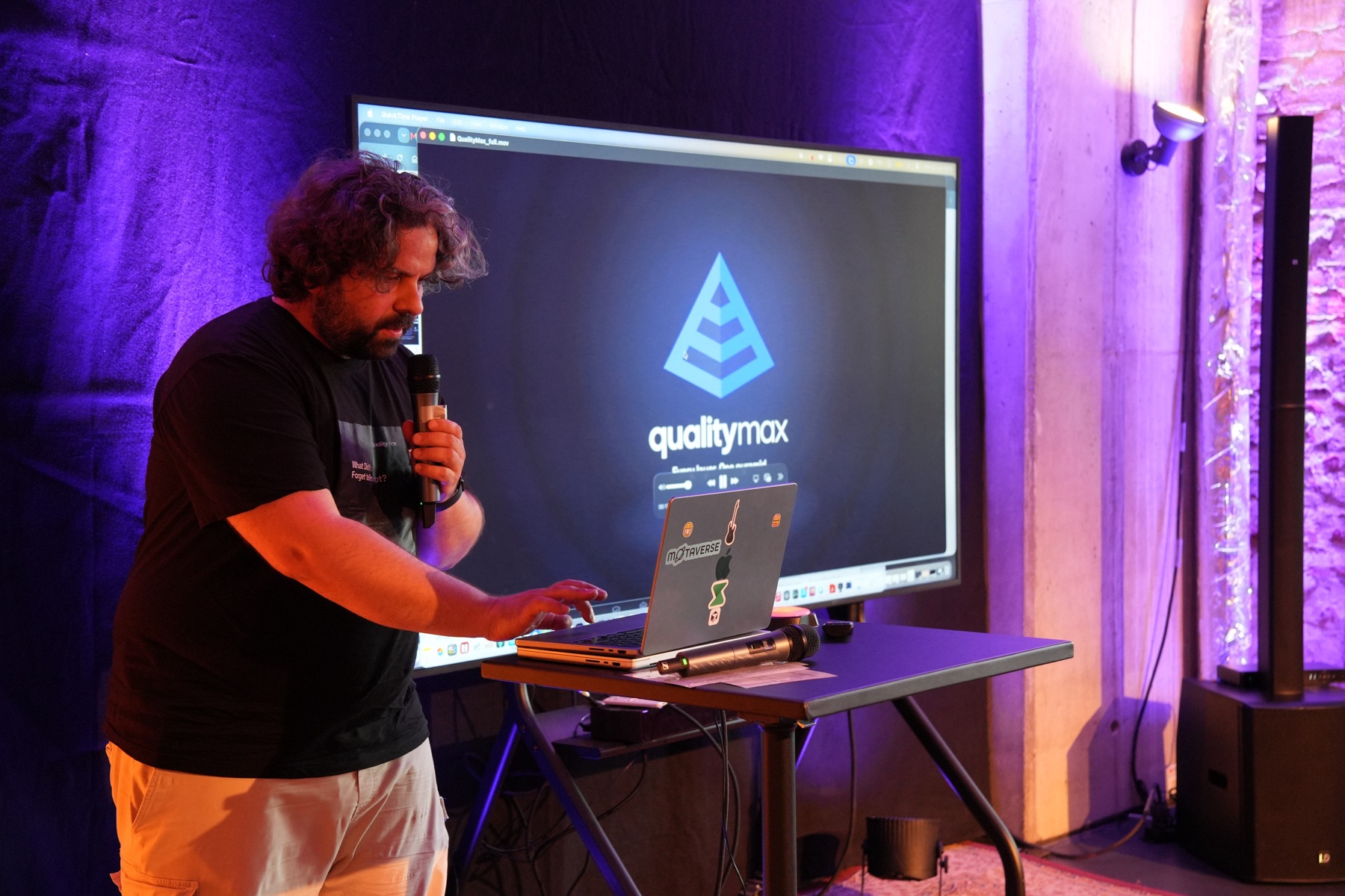 Ruslan Strazhnyk demonstrating QualityMax live during his Berlin SaaS Night presentation